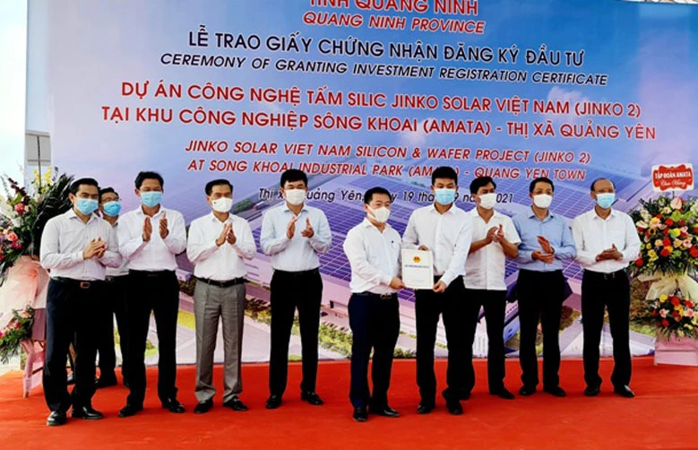 Trao Giấy chứng nhận đăng ký đầu tư Dự án công nghệ tấm Silic Jinko Solar Việt Nam, tại Khu công nghiệp Sông Khoai, thị xã Quảng Yên.