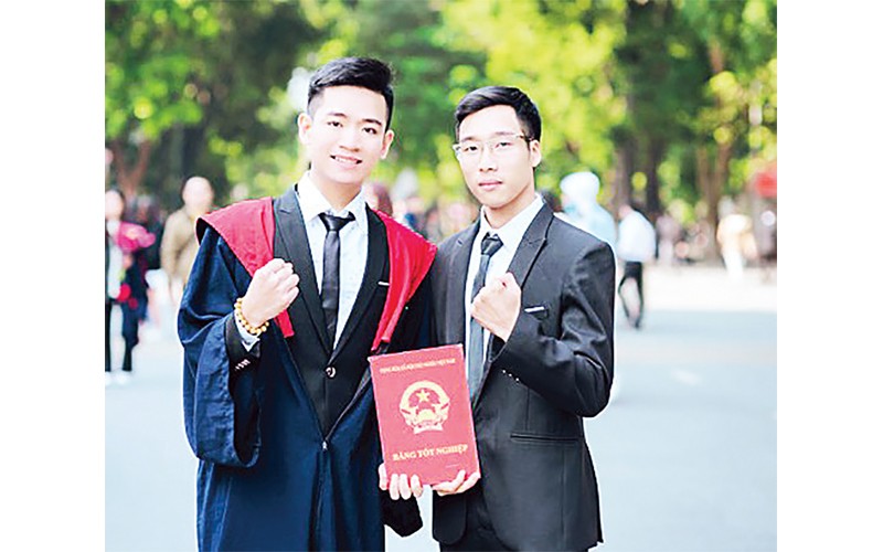 Với nỗ lực không ngừng, Trịnh Thanh Tùng đã hoàn thành chương trình Đại học trước thời hạn. 