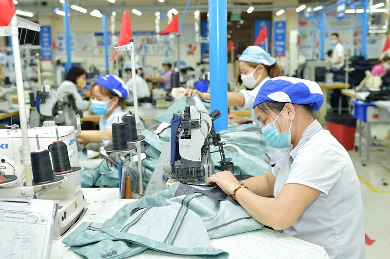 Sản xuất hàng dệt may xuất khẩu tại Tổng công ty May 10 (Hà Nội).