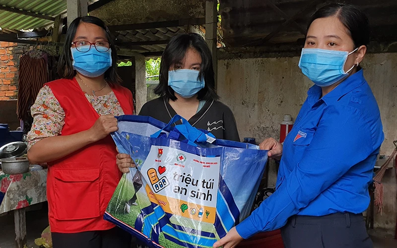 Lực lượng Đoàn thanh niên và Hội chữ thập đỏ tỉnh Bến Tre trao túi quà an sinh cho học sinh có hoàn cảnh khó khăn ở xã Phú Hưng, TP Bến Tre, tỉnh Bến Tre.
