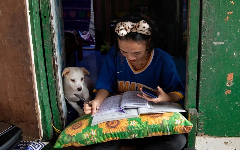Em Annie Sabino, 16 tuổi, học sinh lớp 9, đang học bài ở nhà tại Manila, Philippines, ngày 6/1/2021. (Ảnh: Reuters)