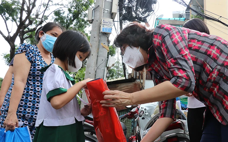 Trao quà trung thu cho trẻ em mồi côi vì Covid-19. (Ảnh: HÀ VĂN ĐẠO)