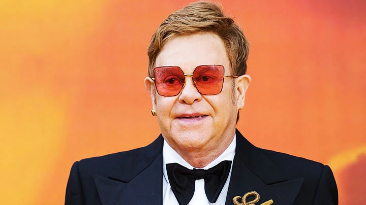 Elton John phải phẫu thuật