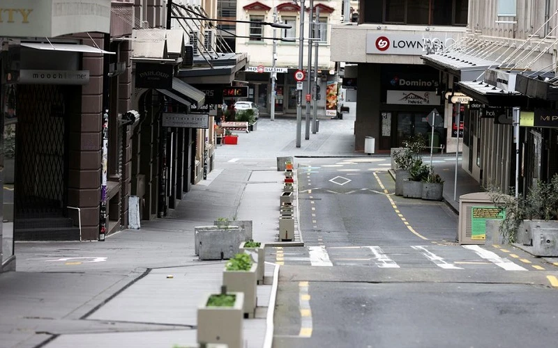 Phố High Street ở trung tâm của Auckland vốn nhộn nhịp giờ vắng vẻ, khi thành phố lớn nhất New Zealand đang phải áp đặt lệnh phong tỏa để hạn chế dịch bệnh lây lan. (Ảnh: Reuters)