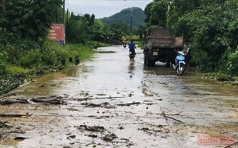 Đường giao thông qua đập tràn xã Yên Thái, huyện Văn Yên, nơi xảy ra vụ việc thương tâm. (Ảnh: THANH SƠN).