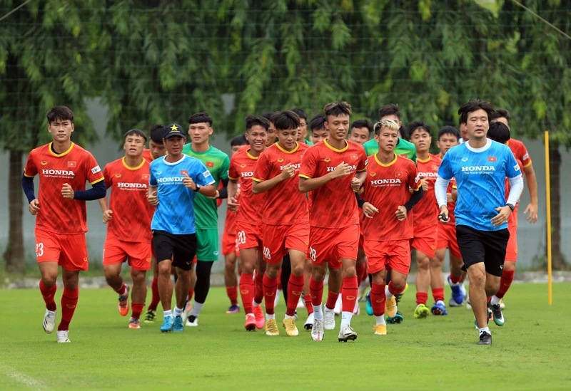 Đội tuyển U23 Việt Nam với các bài tập thả lỏng nhẹ nhàng trong buổi tập ngày 20/9. (Ảnh: VFF)