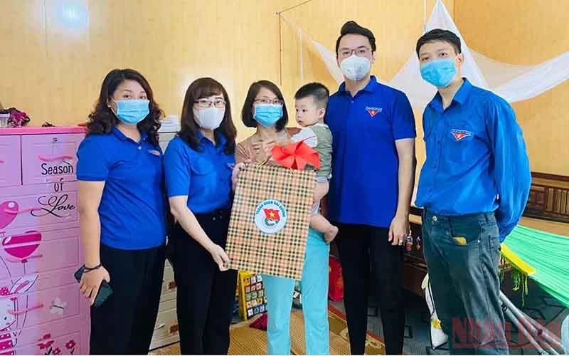 Thành Đoàn Hải Dương thăm, tặng quà con thanh niên công nhân có hoàn cảnh khó khăn tại phường Thanh Bình , TP Hải Dương.