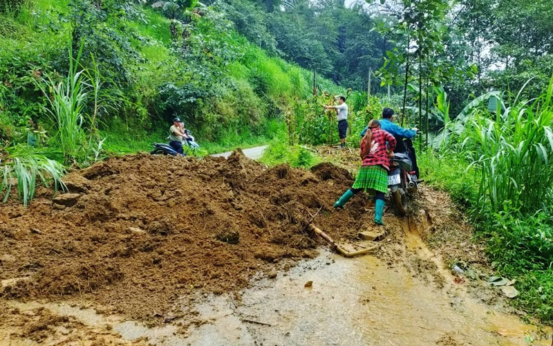 Sạt lở đất gây ách tắc giao thông ở huyện Si Ma Cai (Lào Cai).