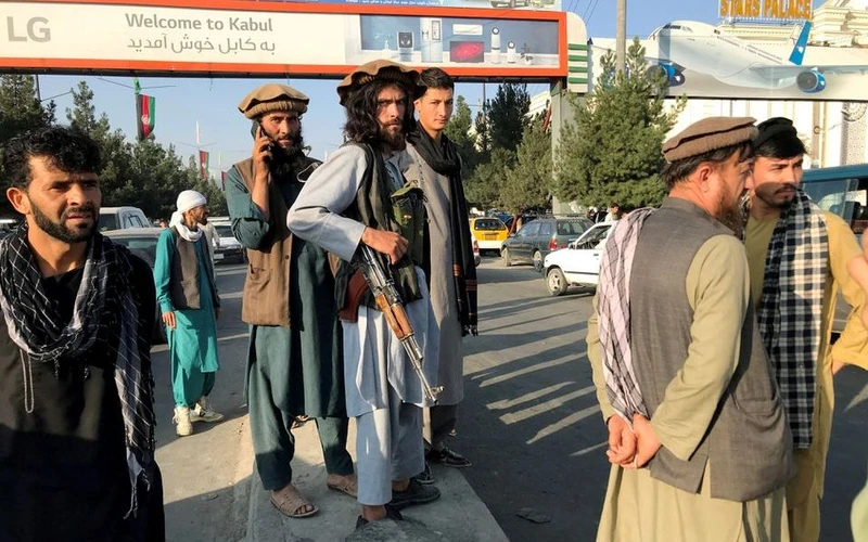 Tay súng Taliban đứng gác ngoài sân bay Hamid Karzai ở Kabul, Afghanistan, ngày 16/8/2021. (Ảnh: Reuters)