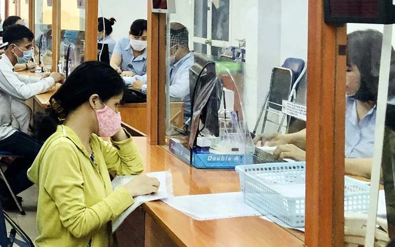 Người lao động làm thủ tục nhận trợ cấp thất nghiệp tại Trung tâm Dịch vụ việc làm Hà Nội. Ảnh: HOÀNG PHƯƠNG