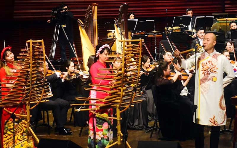 Nhạc trưởng Đồng Quang Vinh tại một buổi hòa nhạc.