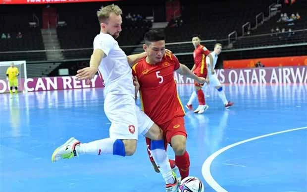 Cầu thủ Việt Nam (áo đỏ) nỗ lực trước đối thủ Czech có thể hình vượt trội. (Ảnh: TTXVN)
