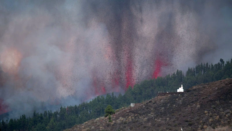 Núi lửa ở công viên Cumbre Vieja phun trào tạo 1 cột khói, tro bụi và dung nham. (Nguồn: AFP/Getty Images)