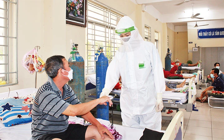 Bác sĩ Trần Thị Kim Oanh thăm, khám bệnh nhân F0 ở Khu cách ly điều trị đặt tại Trường THPT Lê Trọng Tấn.