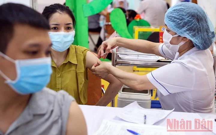 Tiêm vaccine cho người dân ở Hà Nội đầu tháng 8/2021 (Ảnh: Duy Linh).