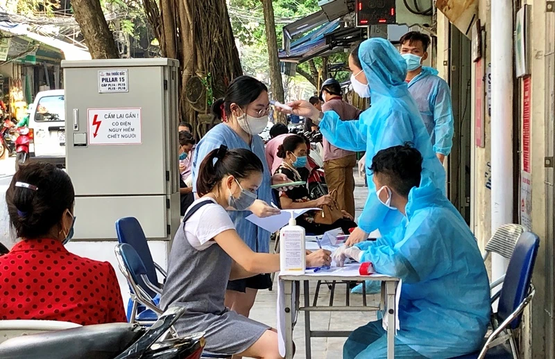 Trung tâm Y tế quận Hoàn Kiếm lấy mẫu xét nghiệm cho người dân tại phường Hàng Bồ.
