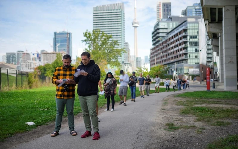 Người dân xếp hàng bên ngoài điểm bầu cử tại Toronto, Ontario, Canada, ngày 20/9, để chờ đến lượt bỏ phiếu. (Ảnh: Reuters)