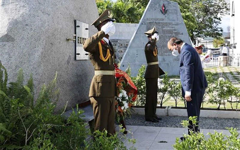 Chủ tịch nước Nguyễn Xuân Phúc đặt vòng hoa tại bia mộ Lãnh tụ Fidel Castro. (Ảnh: Thống Nhất/TTXVN)