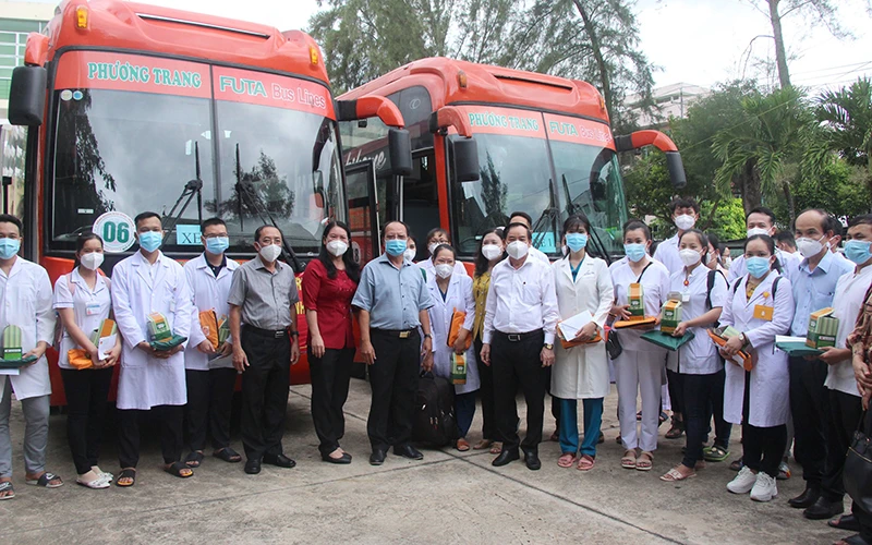 Đoàn cán bộ y tế tỉnh Bến Tre lên đường giúp TP Hồ Chí Minh phòng, chống dịch Covid - 19. 