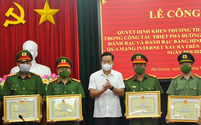 Chủ tịch UBND tỉnh Hà Giang Nguyễn Văn Sơn tặng Bằng khen cho các tập thể, cá nhân có thành tích xuất sắc triệt phá đường dây cá độ bóng đá.