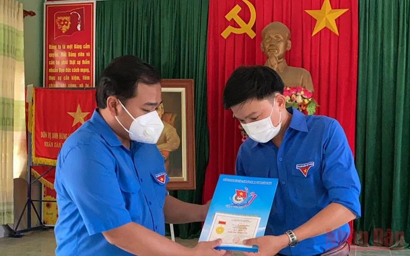 Phó Bí thư Tỉnh đoàn Quảng Ngãi Lê Văn Vin trao Huy hiệu Tuổi trẻ dũng cảm tặng Bí thư Đoàn xã Tịnh Trà Lê Khánh Hòa.