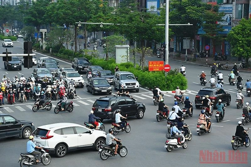 Phương tiện tham gia giao thông tăng cao trong sáng đầu tiên Hà Nội thực hiện nới lỏng giãn cách. (Ảnh: Duy Linh) 