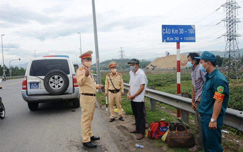Tổ tuần tra trạm cảnh sát giao thông cửa ô Hòa Nhơn bắt giữ lái xé cố tình vượt trạm vào thành phố (ảnh do cảnh sát giao thông Đà Nẵng cung cấp)