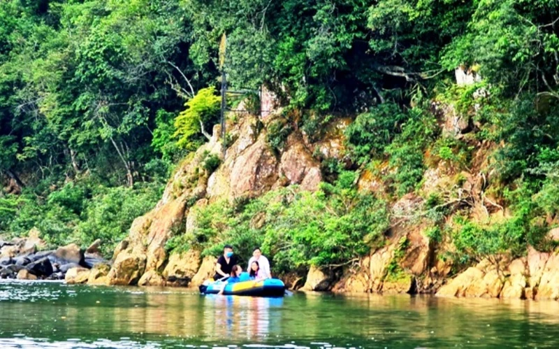 Du khách trải nghiệm du lịch sinh thái tại thác Lang Cang, huyện Ba Chẽ, tỉnh Quảng Ninh.