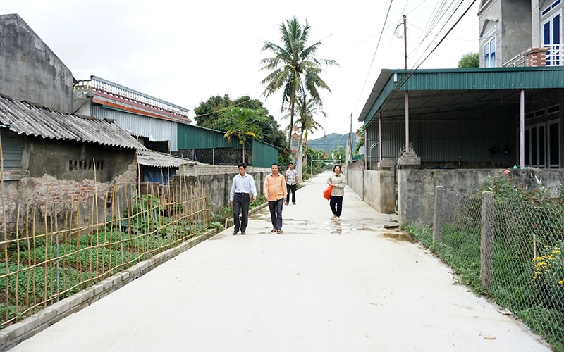 Đường bê tông về các bản trong xã Nông thôn mới Chà Nưa.