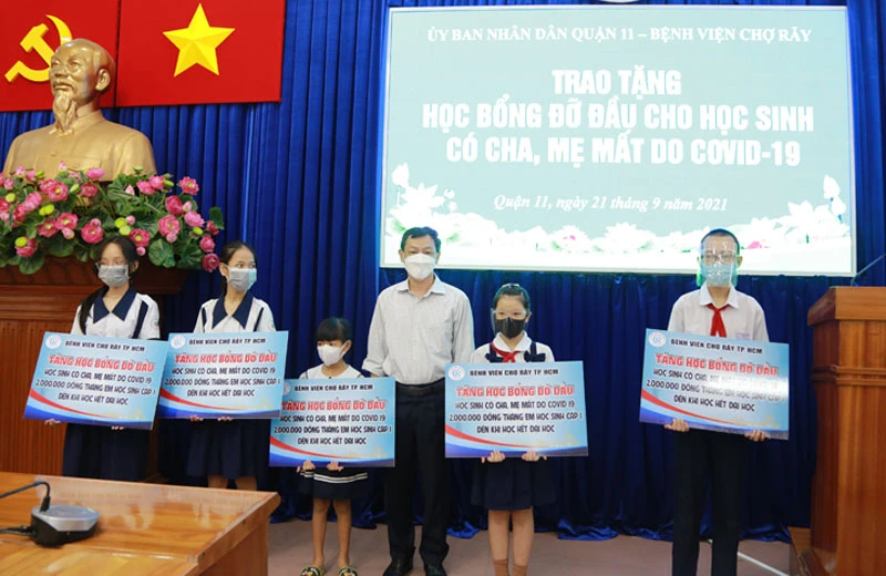 TS, Bác sĩ CKII Nguyễn Tri Thức, Giám đốc Bệnh viện Chợ Rẫy trao học bổng cho các em học sinh quận 11.