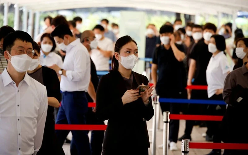 Người dân xếp hàng chờ làm xét nghiệm Covid-19 tại thủ đô Seoul, ngày 15/7/2021. (Ảnh: Reuters)