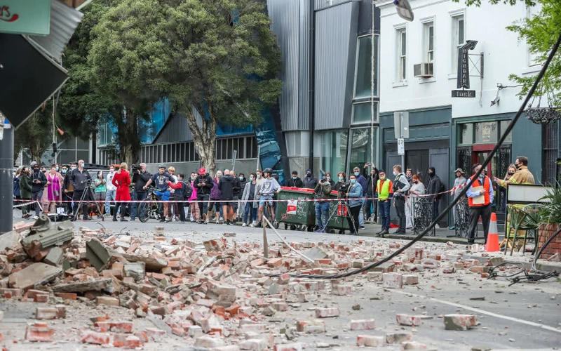 Các tòa nhà bị hư hại dọc theo phố Chapel ở Melbourne, Australia, sau trận động đất sáng 22/9/2021. (Ảnh: Getty Images)