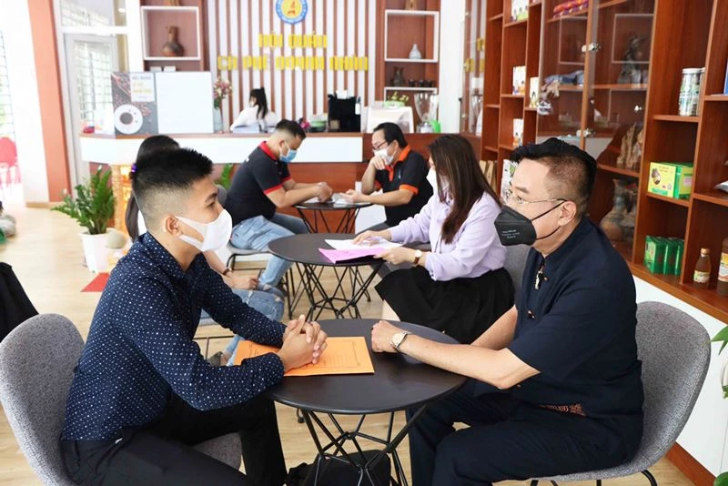 Anh Nguyễn Thanh Hồng (bên phải), Chủ tịch Hội doanh nhân trẻ tỉnh Ninh Thuận cùng người lao động được kết nối trao đổi, phỏng vấn năng lực.
