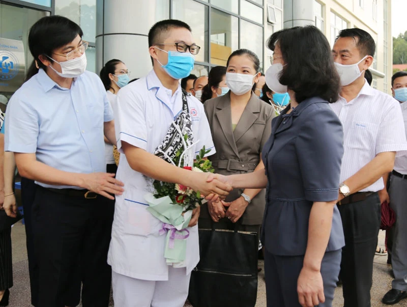Lãnh đạo tỉnh Quảng Ninh và Sở Y tế động viên các bác sĩ lên đường chống dịch tại TP Hồ Chí Minh.