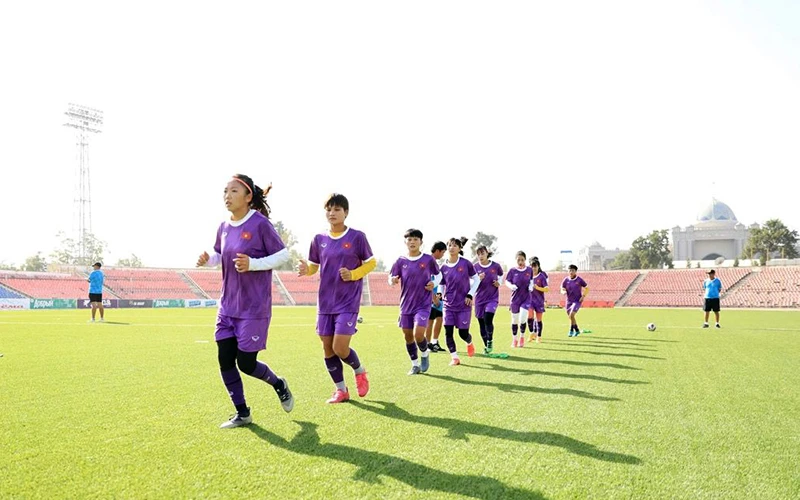 Đội tuyển Bóng đá nữ Việt Nam tập luyện tại Tajikistan chuẩn bị cho vòng loại Giải vô địch bóng đá nữ châu Á 2022.