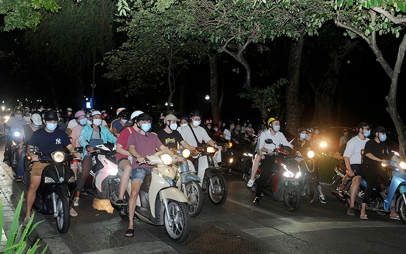 Các ngả đường trung tâm Thủ đô Hà Nội tràn ngập người và xe tối 21/9. Ảnh: NGUYỄN ĐĂNG
