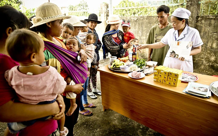 Hướng dẫn chăm sóc dinh dưỡng cho trẻ em (Ảnh: UNICEF Viet Nam\Trương Việt Hùng, chụp trước ngày 27/4/2021)
