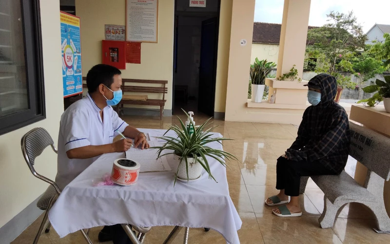 Cán bộ trạm y tế xã Thiên Lộc, Can Lộc (Hà Tĩnh) rà soát, kiểm tra người dân về địa phương từ các tỉnh khác.