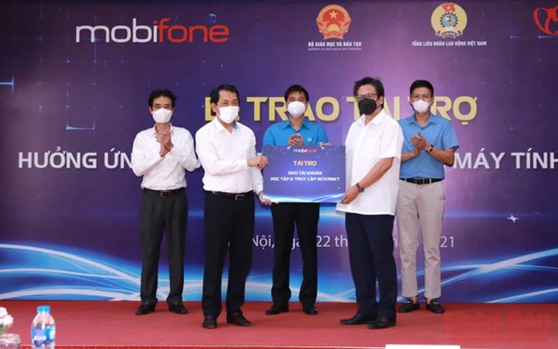 MobiFone trao tài trợ 200.000 tài khoản học tập và truy cập Internet cho học sinh nghèo.