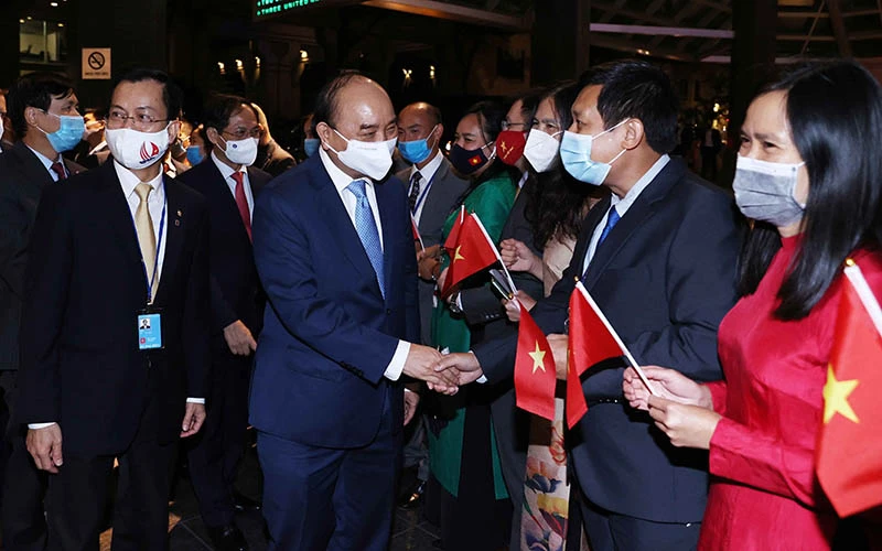 Chủ tịch nước Nguyễn Xuân Phúc bắt tay các cán bộ Đại sứ quán tại Hoa Kỳ và Phái đoàn thường trực Việt Nam tại Liên hợp quốc. (Ảnh: Thống Nhất/TTXVN)
