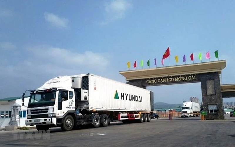 Xe vận chuyển hàng hóa xuất nhập khẩu ở Móng Cái. (Ảnh: TTXVN).
