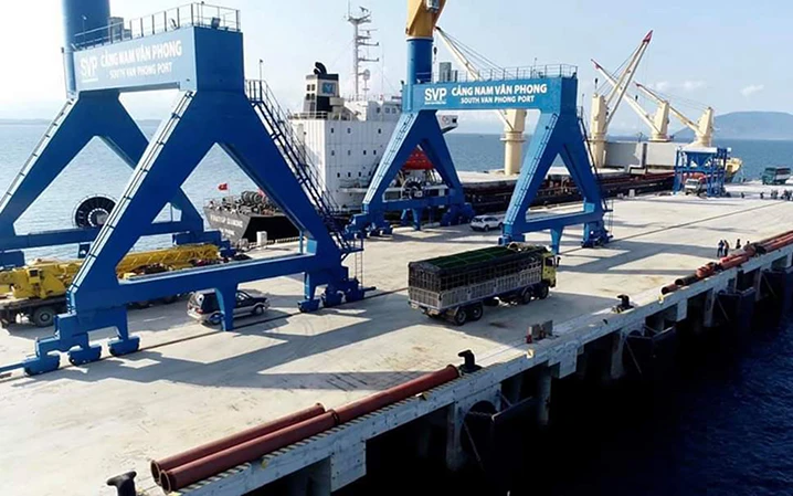 Cầu cảng mới tại Cảng Vân Phong phục vụ hoạt động xây dựng các dự án trong khu kinh tế.
