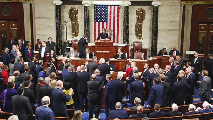 Bà Nancy Pelosi chủ trì một phiên họp tại Hạ viện Mỹ. Ảnh: CNN