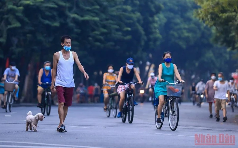 Người dân ra đường tập thể dục dù Hà Nội chưa cho phép các hoạt động thể dục, thể thao ngoài trời hoạt động trở lại. (Ảnh: HIỂU MINH).