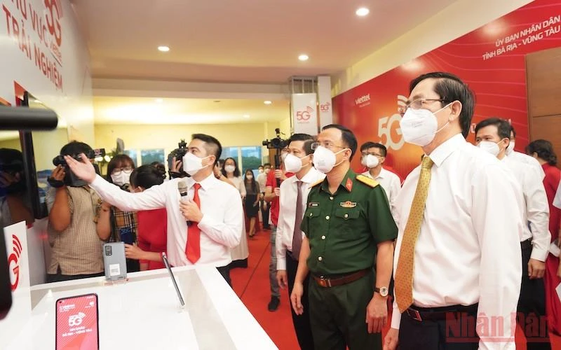 Bí thư Tỉnh ủy Bà Rịa - Vũng Tàu Phạm Viết Thanh (hàng đầu, bên phải) nghe giới thiệu về mạng 5G tại buổi lễ khai trương.