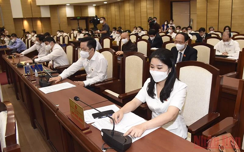 Các đại biểu HĐND thành phố Hà Nội bấm nút thông qua Nghị quyết.