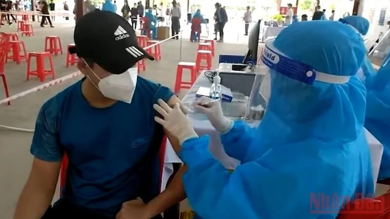 Thành phố Vinh đẩy nhanh tiến độ tiêm vaccine cho người dân.