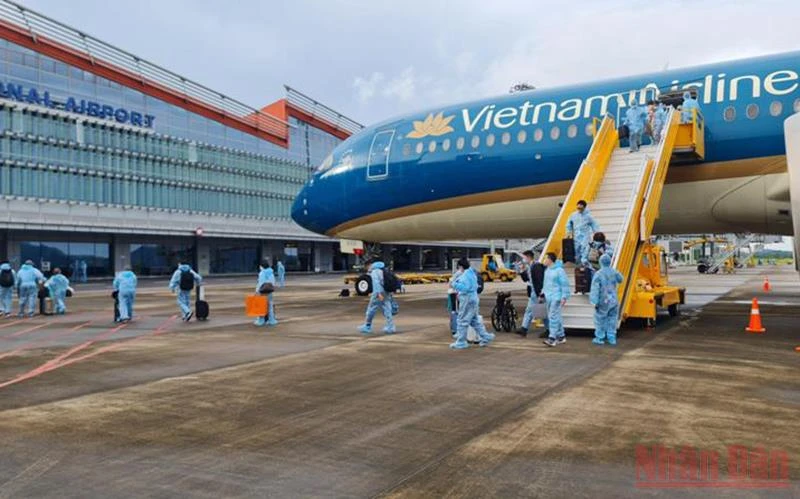 Các công dân có hộ chiếu vaccine tại châu Âu đã hạ cánh an toàn xuống sân bay Vân Đồn (Quảng Ninh).