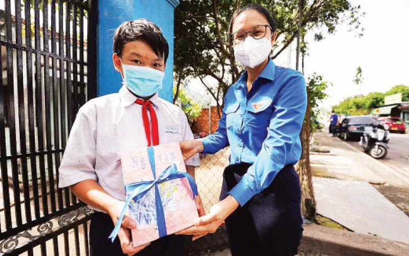 Cán bộ Thành đoàn TP Hồ Chí Minh tặng sách giáo khoa cho học sinh có hoàn cảnh khó khăn trên địa bàn.