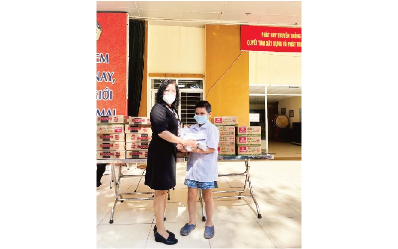 Bà Lê Phương Loan trao quà tặng học sinh có hoàn cảnh khó khăn do ảnh hưởng của dịch Covid-19.